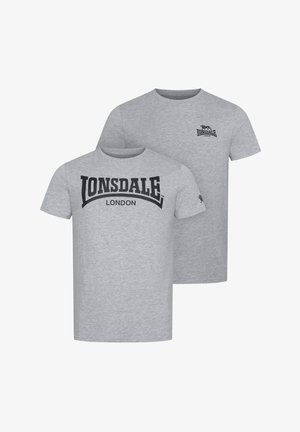 Pelēka kokvilnas T-kreklu ar uzrakstu melnā krāsā "LONSDALE LONDON" uz priekšpuses un mazāku logo augšējā mugurā. Īsas piedurknes.