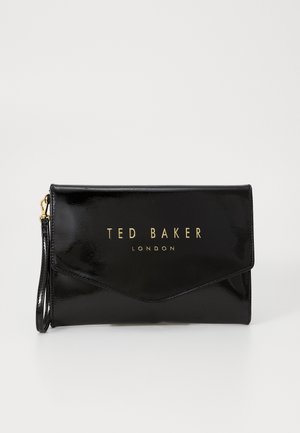 Clutch de verniz preto com design dobrável, logo em dourado "TED BAKER LONDON" e uma alça de pulso destacável. Textura suave, acentos mínimos.