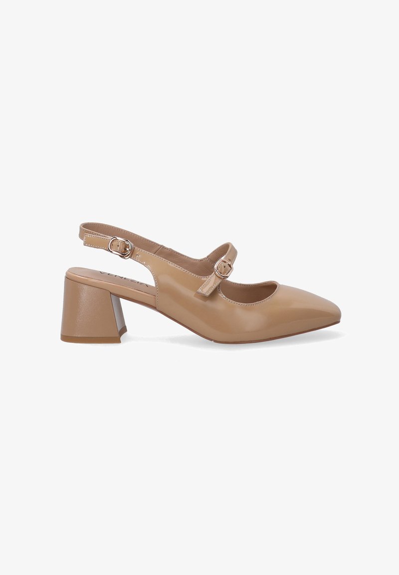 Beżowe, lakierowane buty typu slingback z wąskim noskiem i grubym obcasem. Posiadają boczny pasek z klamrą, który pozwala na regulację dopasowania.