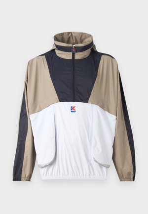 Fargeblokkerte, lette jakker i beige, marineblå og hvit. Har høy krage, kvart glidelås foran, og elastiske mansjetter og kant.