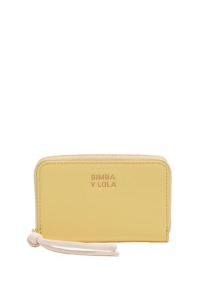 Cartera rectangular amarilla con cremallera, asa de muñeca y logo "BIMBA Y LOLA" grabado en el frente.