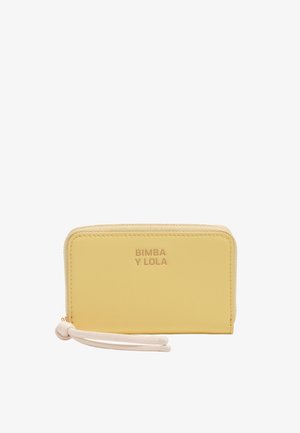 Cartera rectangular amarilla con cremallera, asa de muñeca y logo "BIMBA Y LOLA" grabado en el frente.
