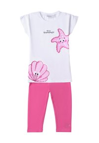 Top blanco de manga corta con diseños de estrellas de mar y conchas en rosa, combinado con leggings rosas, fabricado en suave material de algodón.