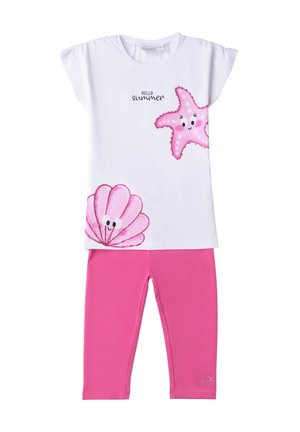 Top corto bianco con stelle marine e conchiglie rosa, abbinato a leggings rosa, realizzato in morbido cotone.