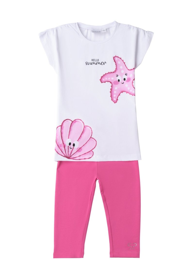 Top blanco de manga corta con diseños de estrellas de mar y conchas en rosa, combinado con leggings rosas, fabricado en suave material de algodón.