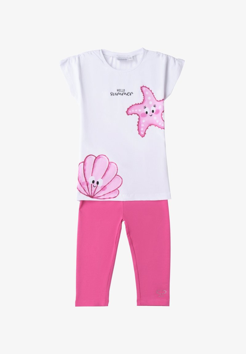 Top blanco de manga corta con diseños de estrellas de mar y conchas en rosa, combinado con leggings rosas, fabricado en suave material de algodón.