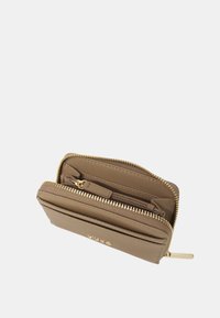Cartera de cuero marrón con cremallera y detalles en dorado, que cuenta con múltiples compartimentos y una superficie texturizada. Se abre para revelar secciones organizadas.