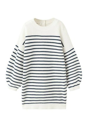 Biely pletený sveter s tmavomodrými horizontálnymi pruhmi, okrúhlym výstrihom a širokými nadýchanými dlhými rukávmi.
