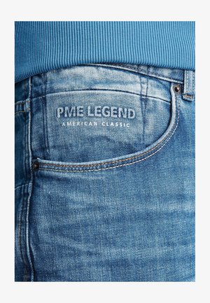Jeans aus Denim mit einer hellblauen Waschung, die mit der Marke "PME Legend" und "American Classic" in Weiß auf der Gesäßtasche bestickt sind.