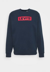 Sweat-shirt bleu marine en coton, avec un motif rectangulaire rouge affichant la marque "LEVI'S" en lettres majuscules sur le devant.
