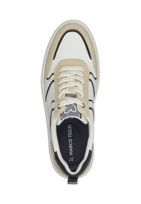 Fehér felsőrésszel és bézs bőrkiegészítőkkel rendelkező sneaker, fekete részletezéssel, kerek fűzőkkel és párnázott talprésszel a kényelem érdekében.