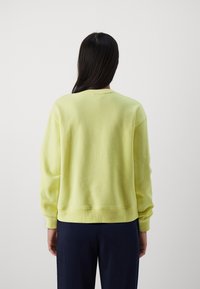 Tommy Hilfiger FLAG ON CHEST  - Sportska majica - yellow tulip