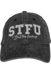 Fekete pamut baseball sapka, amelyen szürke cérnával hímzett "STFU" és "Shut the fuck up" feliratok találhatók. Puha tapintású, íves karimájú.