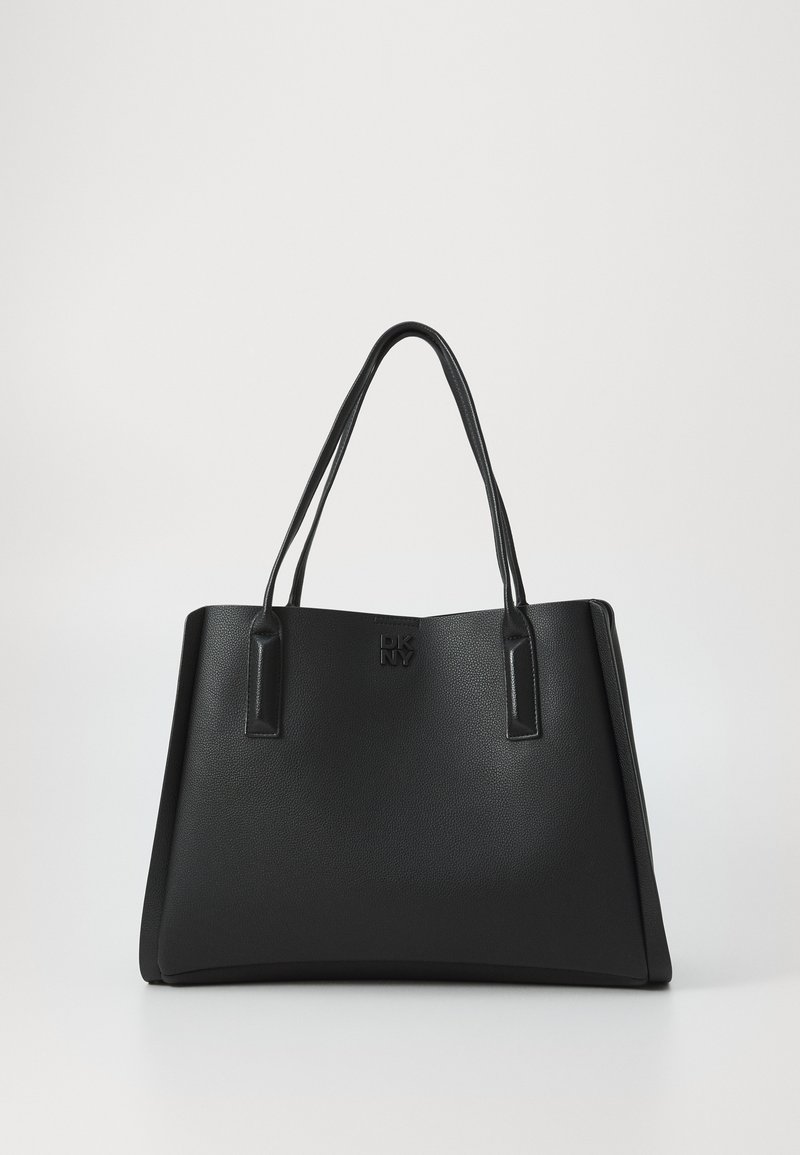 Fekete bőrtáska struktúrált dizájnnal, két hosszú fogantyúval és textúrált felülettel. A logó dombornyomott a táska elején.