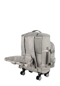 Grauer Stoff-Rucksack auf Rollen mit Netzeinsätzen, verstellbaren Gurten und einem faltbaren Fach. Verfügt über glatte, abgerundete Räder für Mobilität.