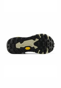 Suela de zapato de goma negra con patrones de agarre agresivos, presentando un logo de Vibram en amarillo y una entresuela gris claro para mayor soporte.