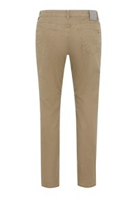 Khaki Chinos mit geradem Schnitt, aus Baumwolle, mit fünf Taschen, einem Gürtelschlaufen und einem dezenten strukturierten Muster. Rückansicht gezeigt.