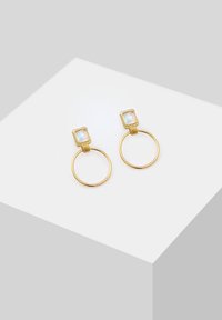 Goldene Ohrringe mit einem kreisförmigen Hoop-Design, das oben mit quadratischen opaleszenten Steinen versehen ist, glatter Textur und poliertem Finish.
