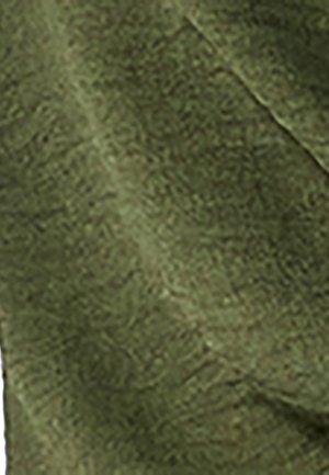Olijfgroen stof met een textuur en een licht glanzende afwerking; glad oppervlak met subtiele patronen en kleurvariaties.