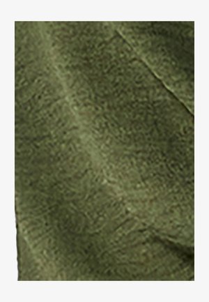 Olijfgroen stof met een textuur en een licht glanzende afwerking; glad oppervlak met subtiele patronen en kleurvariaties.