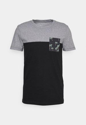 T-shirt à manches courtes avec un design en blocs de couleur gris et noir, orné d'un motif de palmier sur la poche poitrine. Matière en coton doux.