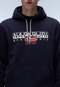 Felpa blu navy con coulisse, caratterizzata da un grande logo stampato e un design della bandiera norvegese. Realizzata in morbido cotone.