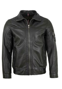 Schwarze Lederjacke mit Reißverschluss vorne, Stehkragen und geripptem Saum. Verfügt über seitliche Taschen und eine zusätzliche Reißverschlusstasche am Ärmel.