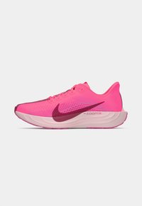 Kirkas vaaleanpunainen juoksukenkä, jossa on hengittävä verkkomateriaali yläosassa, pehmeä välipohja ja marooni Nike-tikkimerkki. Ominaisuuksiin kuuluu teksturoitu kantapää ja pyöristetty varvas.