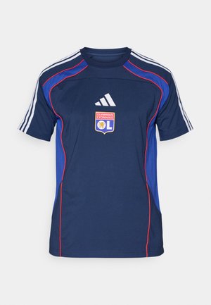 Granatowa koszulka sportowa z czerwonymi akcentami, z trzema białymi paskami na ramionach, z logo Olympique Lyonnais z przodu.
