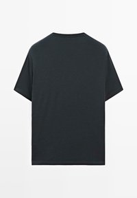 Mørkegrå bomulds T-shirt med afslappet pasform, korte ærmer og rund hals. Den har en glat tekstur og ingen synlige mønstre eller accenter.