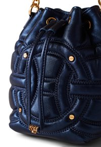 Borsa a secchiello in pelle blu navy con motivo trapuntato, chiusura superiore con coulisse, hardware in tonalità oro e base piatta per stabilità.