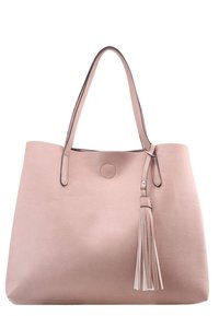 Sac cabas en cuir rose doux avec doubles bretelles et un long pompon en cuir suspendu à une lanière.