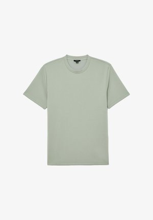 Egyszerű világosszürke rövid ujjú környakas póló, gondosan laposan elhelyezve, látható logók vagy minták nélkül.