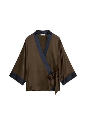 Brązowy satynowy top w stylu kimono z szerokimi rękawami, ciemnoniebieskim wykończeniem i wiązaniem z boku w kokardę.