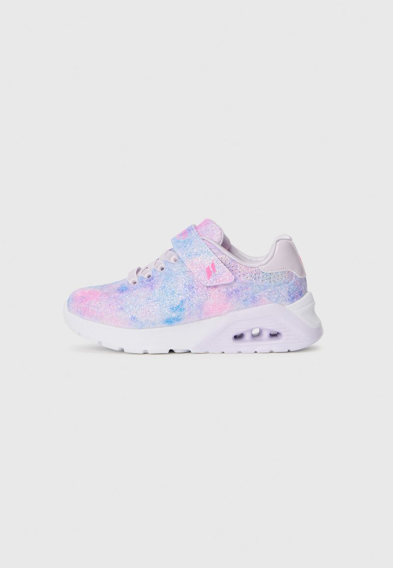 Lett, pastellfargede sneakers med en glitrende overdel i rosa og blå nyanser. Har borrelås, avrundet tå og en dempende såle.