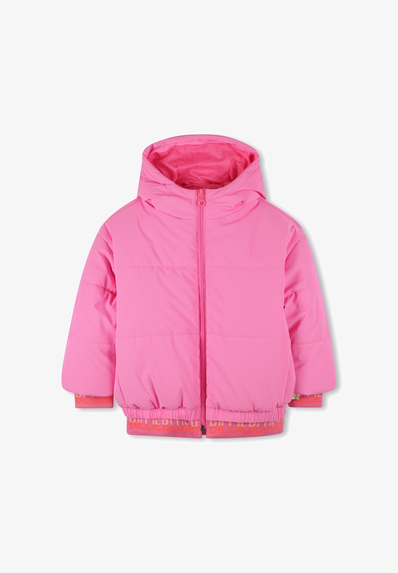 Rosa polstret barnas hettegenser med frontglidelås og elastiske ermer, med "BILLIEBLUSH" tekst i lys oransje.