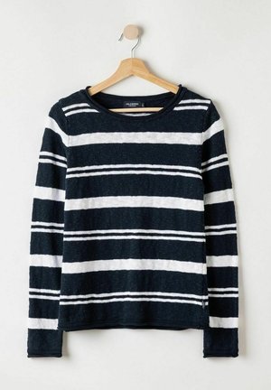 Streifenpullover in Marineblau und Weiß, lange Ärmel, runder Halsausschnitt, strukturierter Stoff, Seitenschlitze, hängt an einem Holzkleiderbügel.