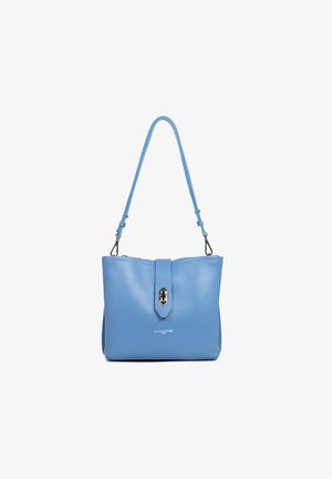 Hellblaue Lederhandtasche mit strukturiertem Oberflächen, quadratischer Form, abnehmbarem Schulterriemen und einem silbernen Verschluss an einer Klappe.