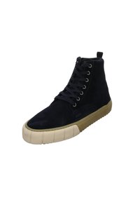 Basket montante noire avec lacets noirs et semelle en caoutchouc beige, texture en daim et languette au talon.