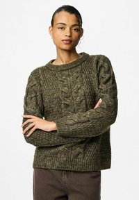 Tume rohelise värvi sooniku muster, ümar kaelus ja tekstuurne muster, ribaga mansetid. Varraste ääres on suured kaablisegmendid.