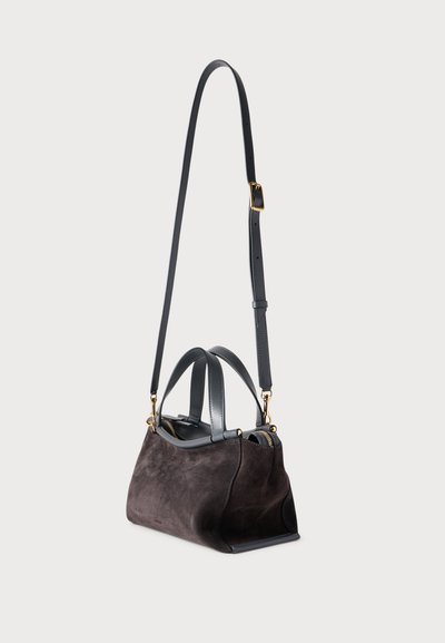 Τσάντα από σουέντ σε σκουρό γκρι με λείες δερμάτινες λεπτομέρειες, στρογγυλεμένο σχήμα, διπλές λαβές και αποσπώμενο ιμάντα ώμου, με χρυσά μεταλλικά εξαρτήματα.