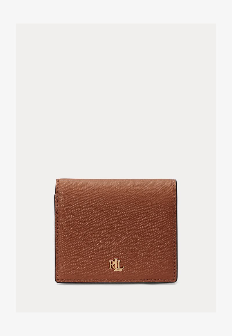 Cartera de cuero marrón texturizada con logo RL en tono dorado centrado en la parte inferior delantera, diseño compacto rectangular, bordes cosidos.