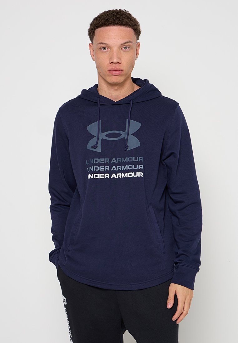 Sudadera azul marino hecha de una tela suave, con un gran estampado de logo en la parte frontal, cordones ajustables y un bolsillo delantero.