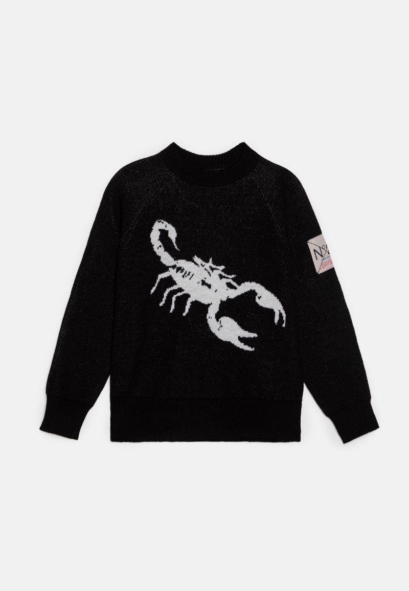 Pull en tricot noir avec un grand motif de scorpion blanc sur le devant. Poignets et ourlet côtelés, avec un patch de logo sur la manche.
