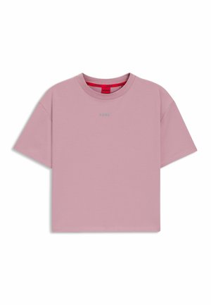 Vaaleanvioletti lyhythihainen crop-top t-paita, jossa on pyöreä pääntie, pieni keskellä oleva "HUGO" logo edessä ja punainen brändätty yksityiskohta sisäkauluksessa.
