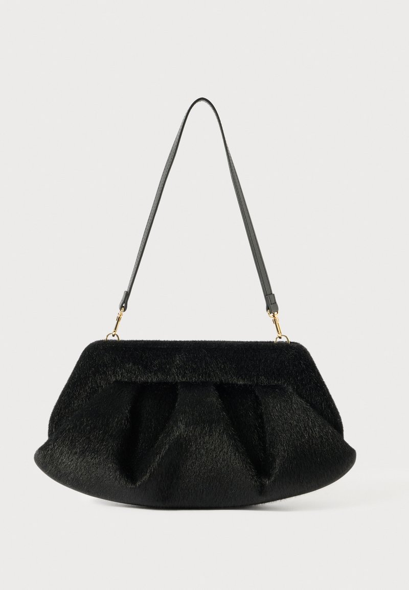 Fekete, strukturált kézitáska, puha, műszőrméből készült borítással. Gyűrt kialakítású, lapos aljú, és vékony, állítható bőrpánttal rendelkezik. Arany színű fém kiegészítők.