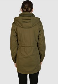 Olivgrüne, wasserdichte Jacke mit gefütterter Kapuze, elastischen Bündchen und verstellbarem Taillenzug, die eine glatte Textur und einen leicht taillierten Saum aufweist.