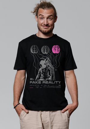 Zwarte t-shirt met een grafisch ontwerp van een figuur met een helm, omringd door grijze hersenen en een roze hersen. Geprinte tekst: "NEP REALITEIT."