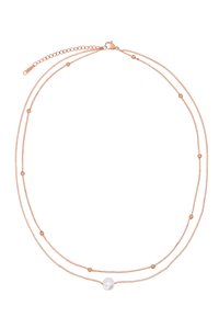 Collier superposé en or rose avec des chaînes délicates, mettant en valeur des accents sphériques et une perle blanche centrale bien en vue. Fermeture à fermoir réglable.