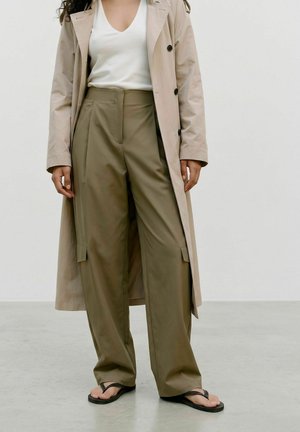 Vero Moda, CARGO TROUSERS VMPETRINA MID WAIST TROUSERS - Pantalon cargo - ivy green